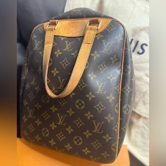Louis Vuitton Handbags - Louis Vuitton monogram excursion handbag. Has authenticity papers.